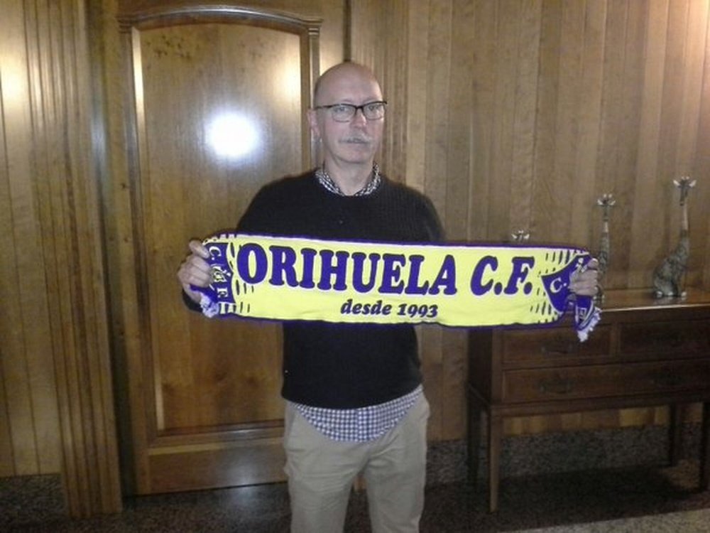 Castelló posa con la bufanda del Orihuela, equipo al que entrenará hasta final de temporada. Twitter