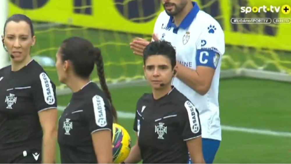 Catarina Campos, a primeira árbitra na liga masculina de Portugal. Captura@Sportv