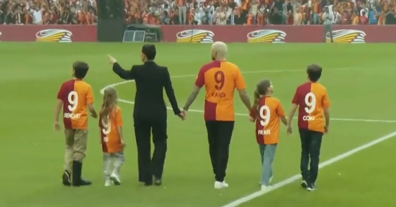 Icardi é apresentado como ídolo no Galatasaray