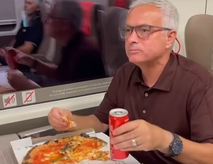 El Mou más 'fit': pizza y Coca-Cola para celebrar la victoria