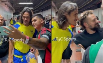 Edinson Cavani did not play his best game in the Argentinian 'Superclasico' against River Plate and was the first substitute of his team in the 66th minute of the match. At the end of the match, he decided to stop to take a photo with some River Plate fans and this did not go down well with the 'bosteros' fans.