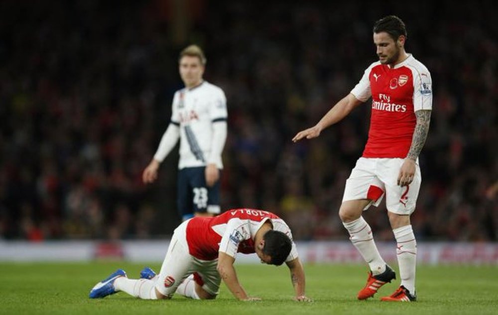 Cazorla, jugador del Arsenal, sufrió mareos durante el encuentro ante el Tottenham. Twitter.