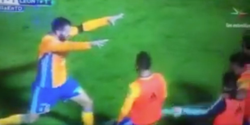 El francés emuló a un mago en una celebración. Youtube