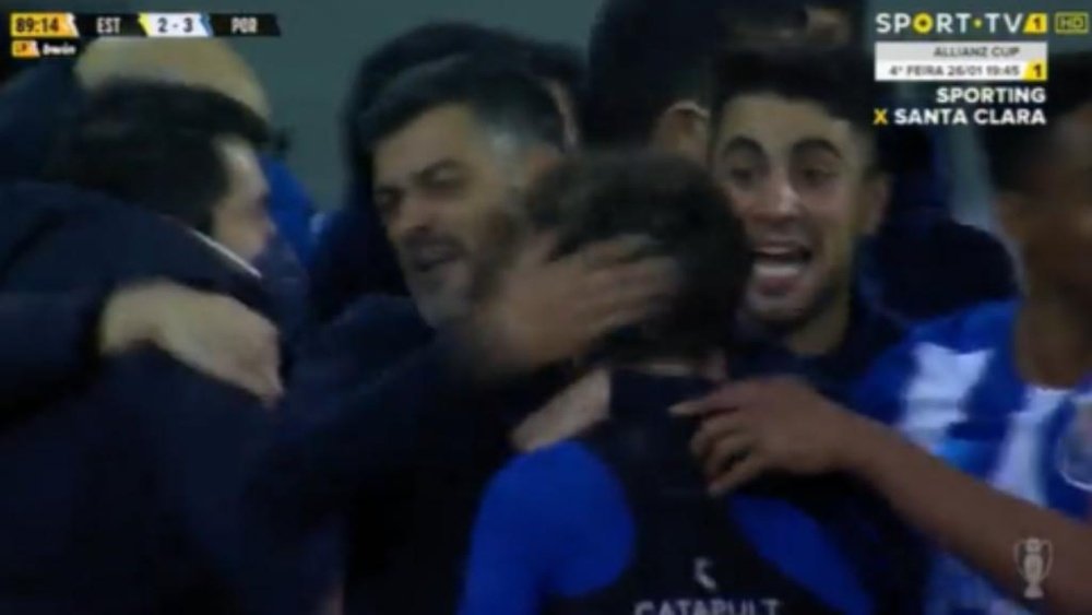 Francisco Conceiçao dio la victoria al Oporto y lo celebró con su padre. Captura/SportTV1