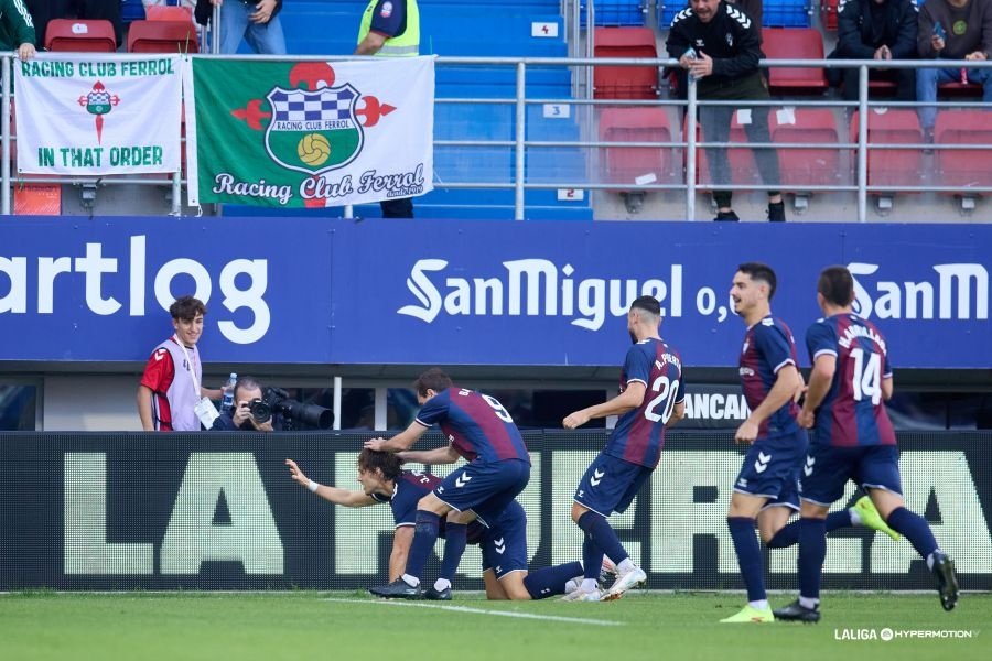 El Eibar derrotó al Racing de Ferrol por 2-0 con un doblete de Jorge Pascual por la jornada 15 de Segunda División. Los 'armeros' llevaban tres partidos seguidos perdiendo y necesitaban de una tarde así delante de sus aficionados. Antonio Puertas y Jon Bautista se encargaron de las asistencias de unas dianas que se concentraron en la segunda parte. Los gallegos ya llevan sin vencer, en Liga, desde el 12 de octubre -contra el Cartagena-.