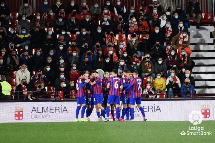El Eibar dinamita el ascenso directo y al Almería