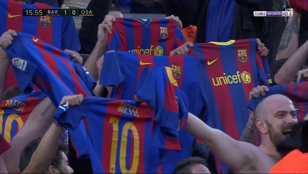 A celebração dos torcedores do Barcelona no gol de Messi ao Osasuna. beINSports