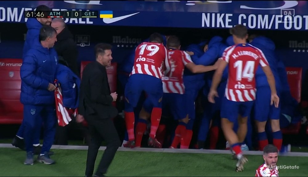 Angel Correa celebrated his goal from the bench. Screenshot/DAZN