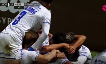 Godoy Cruz garantizó su billete en los cuartos de final de la Copa de la Liga con un gol de Mariano Santiago, que no es un jugador demasiado conocido por los aficionados, en el tiempo añadido de su encuentro frente a Platense en la jornada 12 del campeonato. Los locales estuvieron con un futbolista menos en el campo desde el minuto 33 y, aun así, pelearon por un punto que se les escapó sobre la bocina.