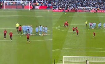 Antony Santos celebrated the progress to the FA Cup final with gestures of mockery towards the Coventry City players. Given the controversy that erupted on social media, he responded on his own profiles, in which he accused his rivals of treating Manchester United fans badly in the first leg. He understands that their provocations were the result of 