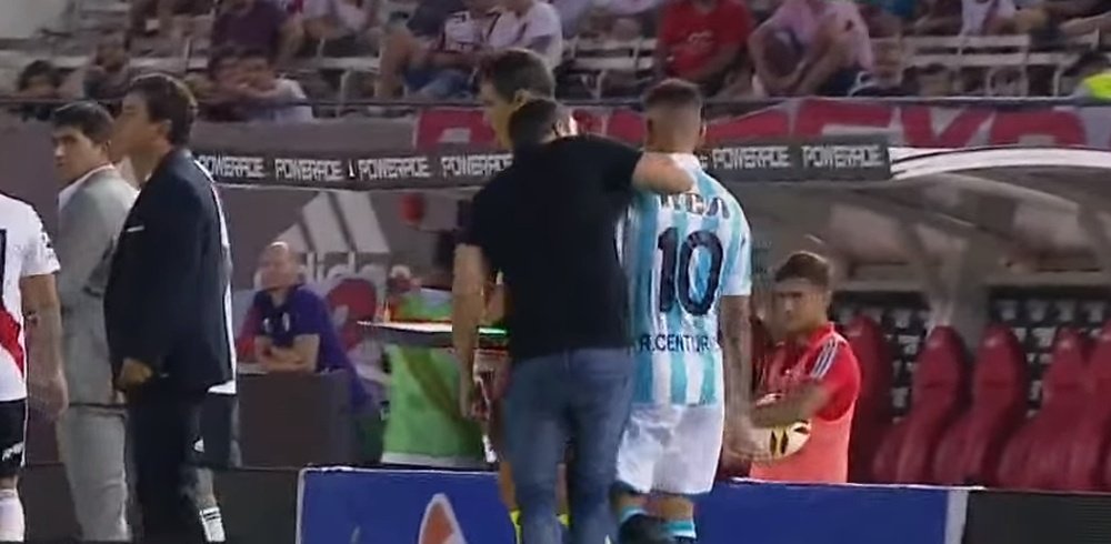 Coudet apartó al jugador del equipo tras el partido. Captura
