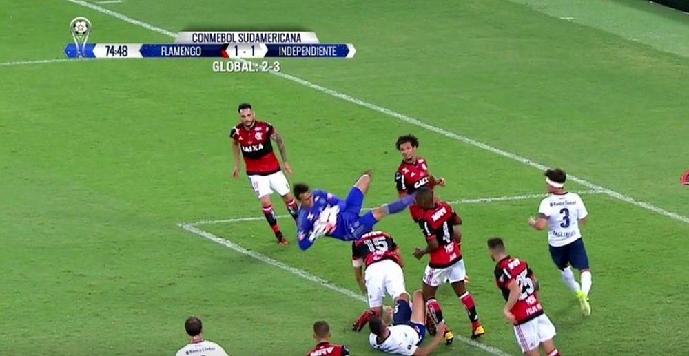 César, portero de Flamengo, dio el susto en la final. AFP
