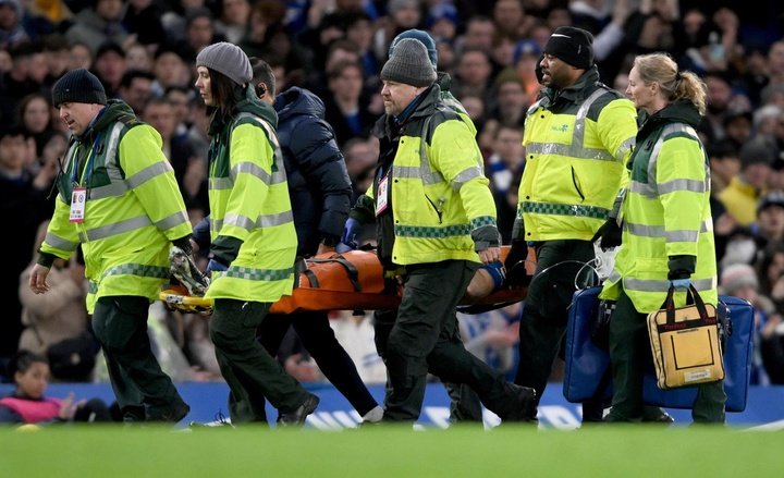 Huge scare for Azpilicueta: stretchered off with oxygen