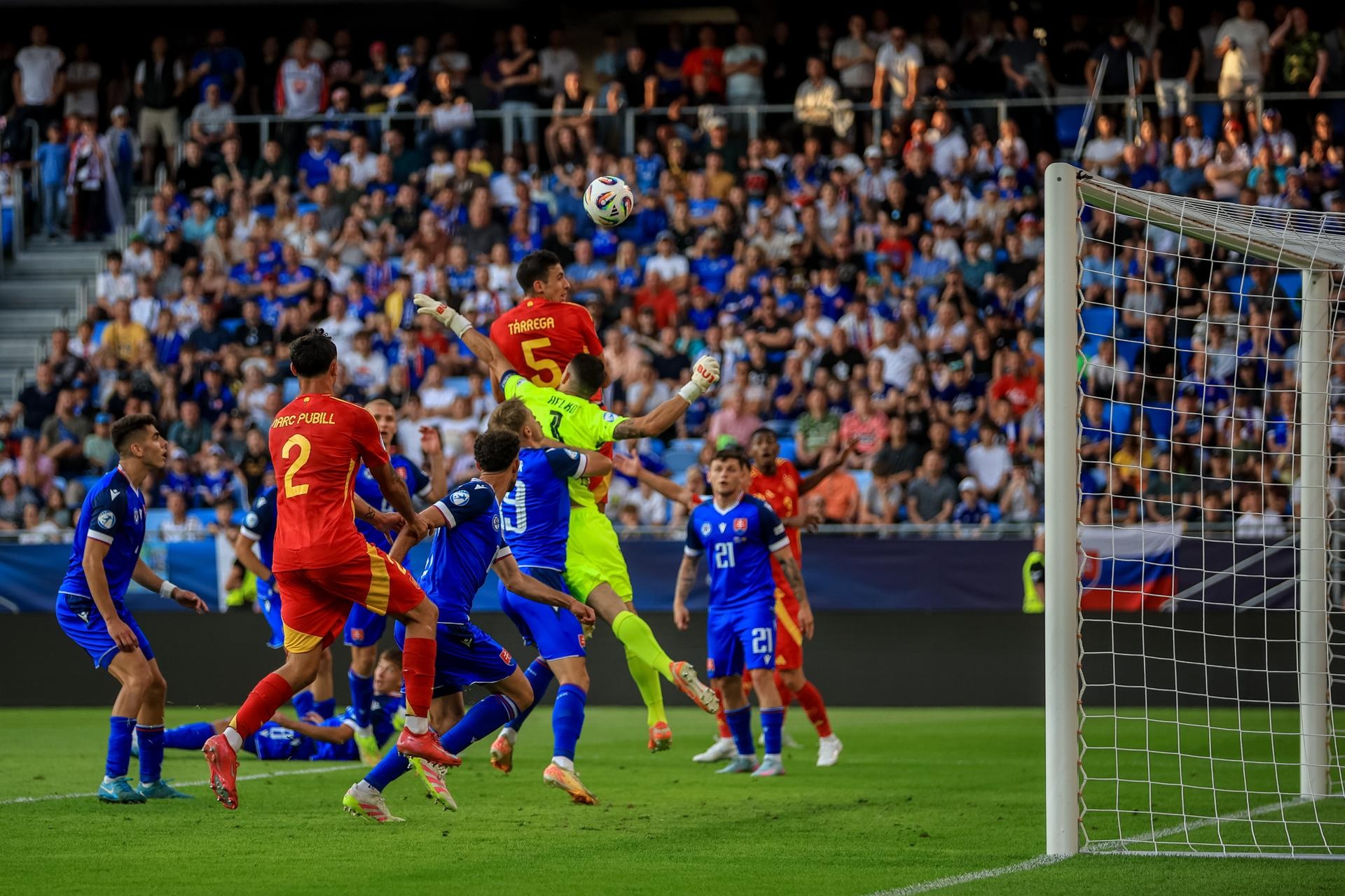 España le ganó la partida a Eslovaquia en el 90'. EFE/EPA/MARTINDIVISEK