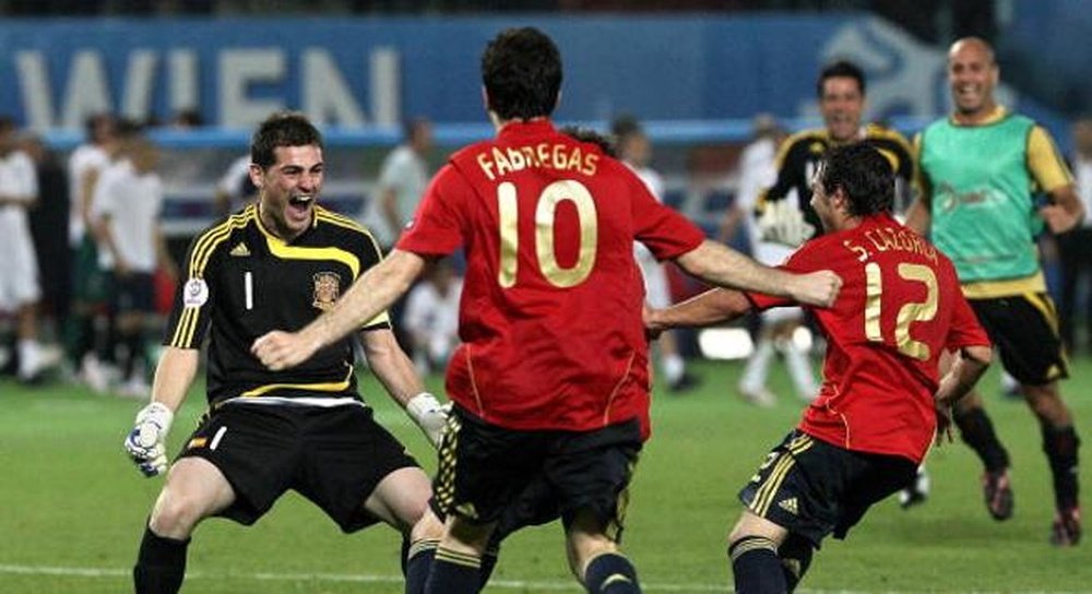 Casillas recordó el gol de penalti de Cesc. AFP
