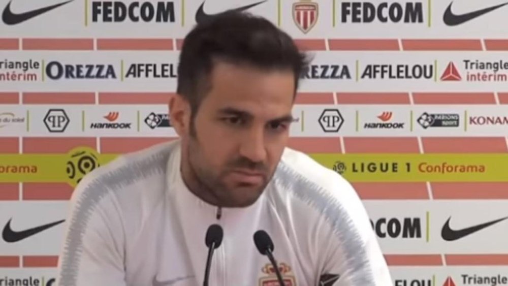 Fabregas, durante una conferenza stampa con il Monaco.