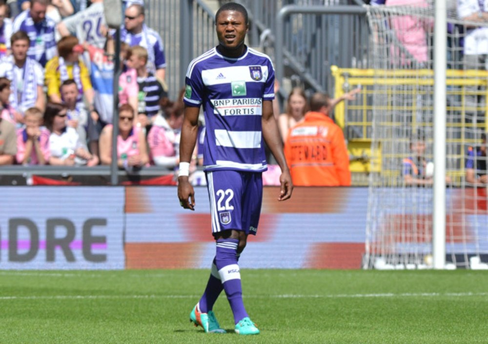 Chacel Mbemba disputa un partido en las filas del Anderlecht. RSCA.