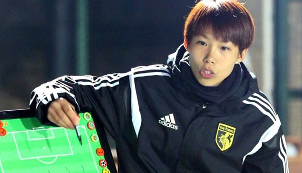 Chan Yuen-ting es la primera entrenadora en alzar el título en la Primera División de Hong Kong. EasternAA