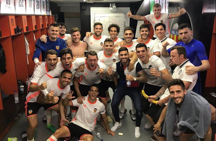 Un jugador del Valencia Mestalla celebra la victoria imitando al 'negro del WhatsApp'