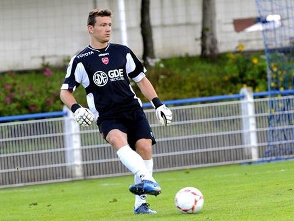 Charruau continuará defendiendo la portería del Valenciennes. Twitter