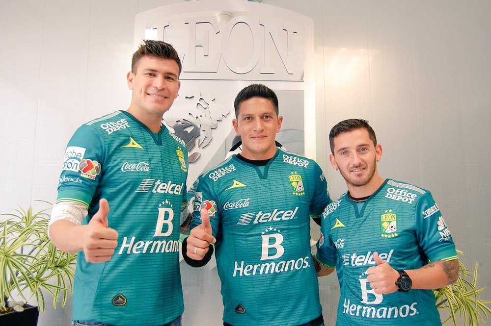 'Chatón', Cano y Cuevas posan con la camiseta de León. Twitter