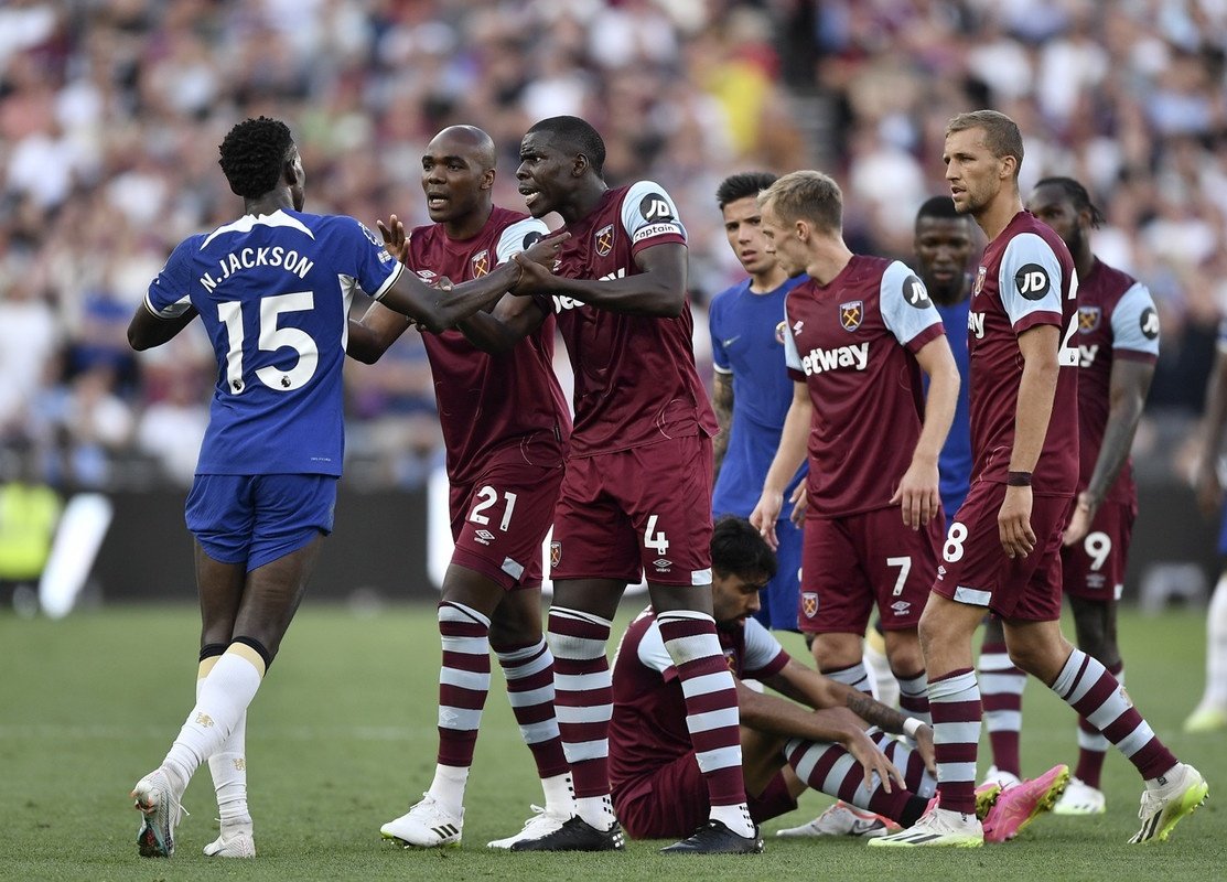 Chelsea remain winless after being defeated by 10-man West Ham