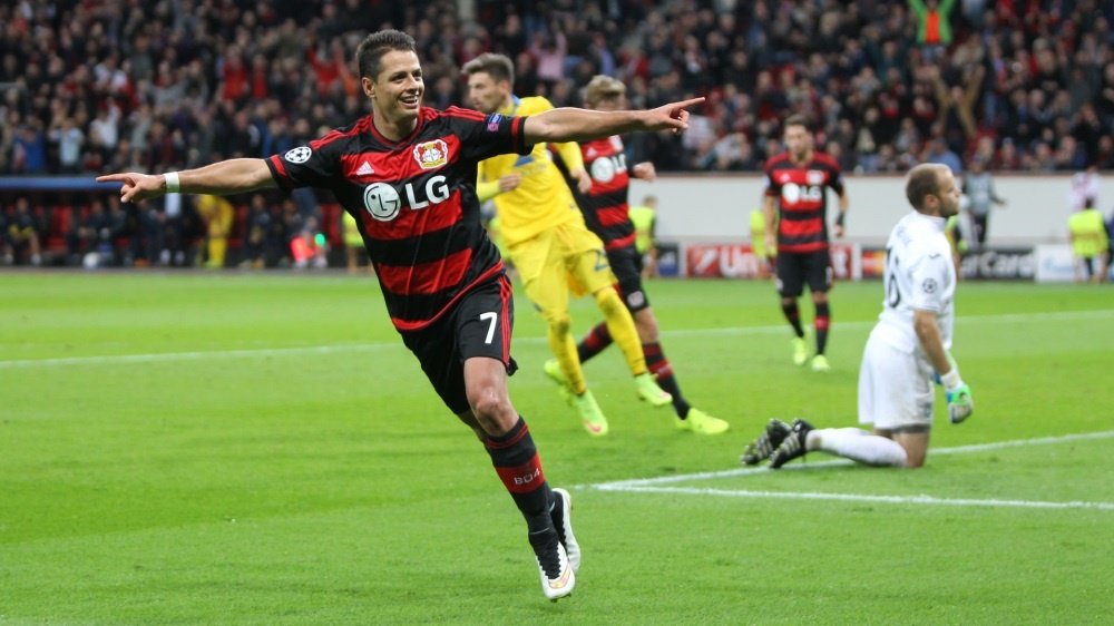 Chicharito Hernández celebra un tanto con el Bayer Leverkusen. Bayer04