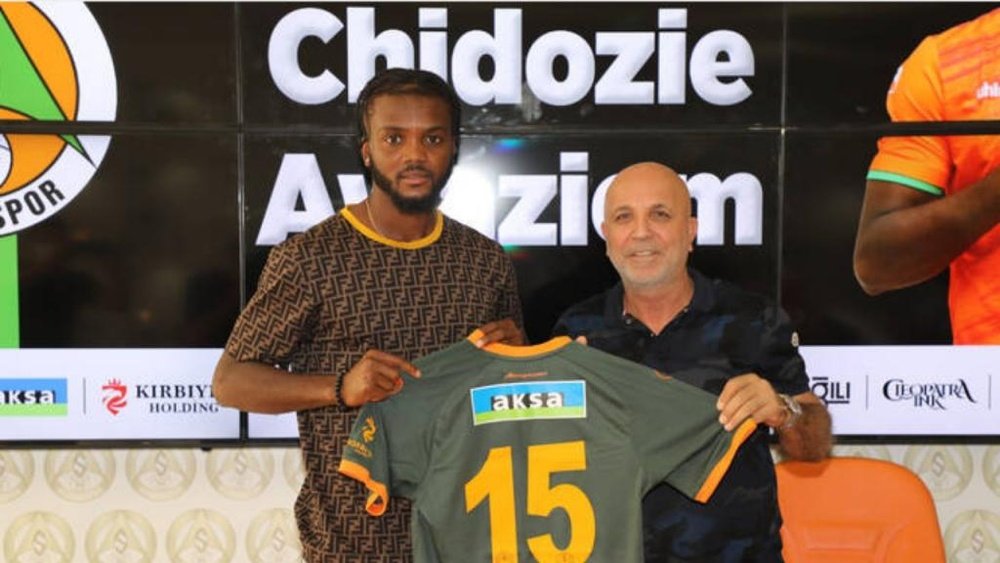 Chidozie Awaziem jugará hasta final de temporada en Turquía. Captura/Alanyaspor
