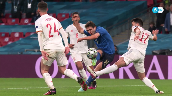 On the counter, Chiesa makes it 1-0 for Italy against Spain
