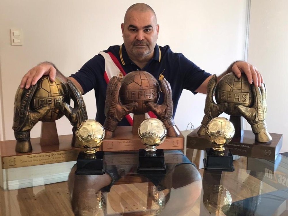 Chilavert presumió de trofeos en su cumpleaños. Twitter/JoseLChilavert_