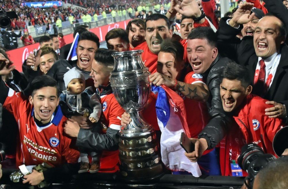 Chile celebrate with the trophy after winning the Copa America championship final match against Argentina, in Santiago, on July 4, 2015