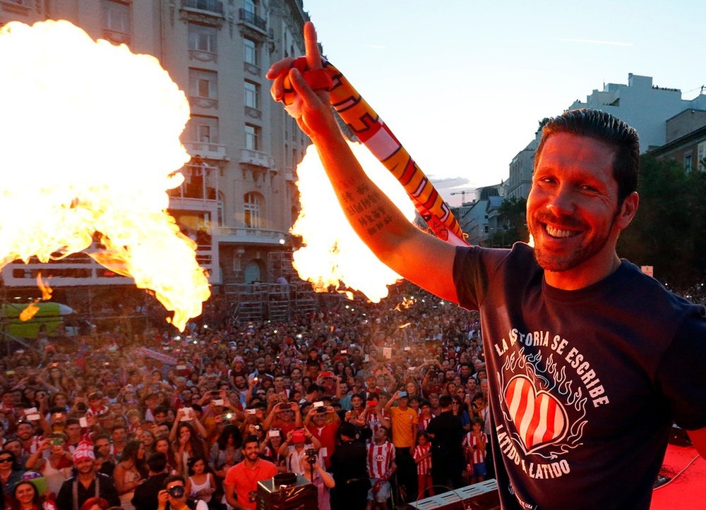 Cholo Simeone, celebrando junto a la afición la Liga 2013-14. ClubAtléticodeMadrid