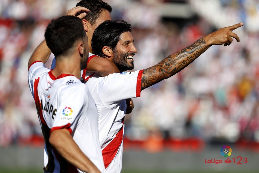 Chori Domínguez celebra su tanto ante la Cultural Leonesa con el Rayo Vallecano. LaLiga