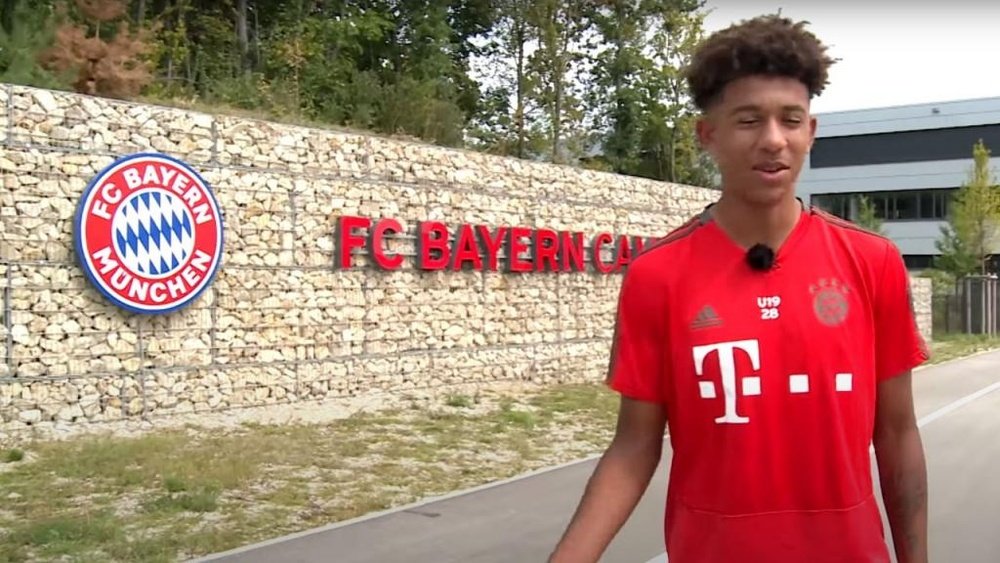 El 'nuevo Boateng' que asoma en el Bayern y que siguió la estela de Davies. Captura/FCBayern
