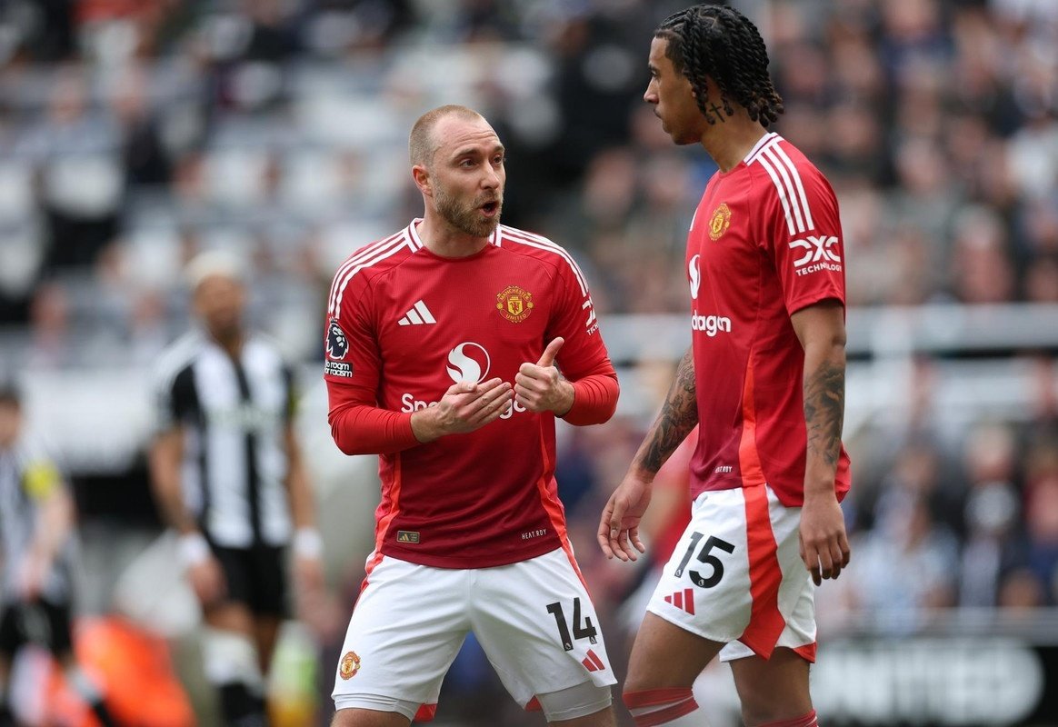 Christian Eriksen (g) et Leny Yoro (d) lors du Newcastle-Manchester United. EFE/Adam Vaughan