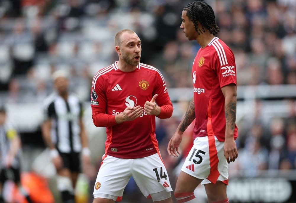 Christian Eriksen (g) et Leny Yoro (d) lors du Newcastle-Manchester United. EFE/Adam Vaughan