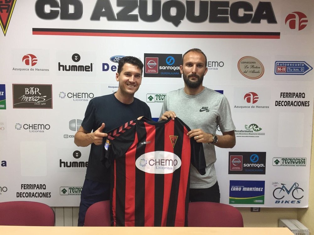 Christian Seubert firma por el Azuqueca. CDAzuqueca