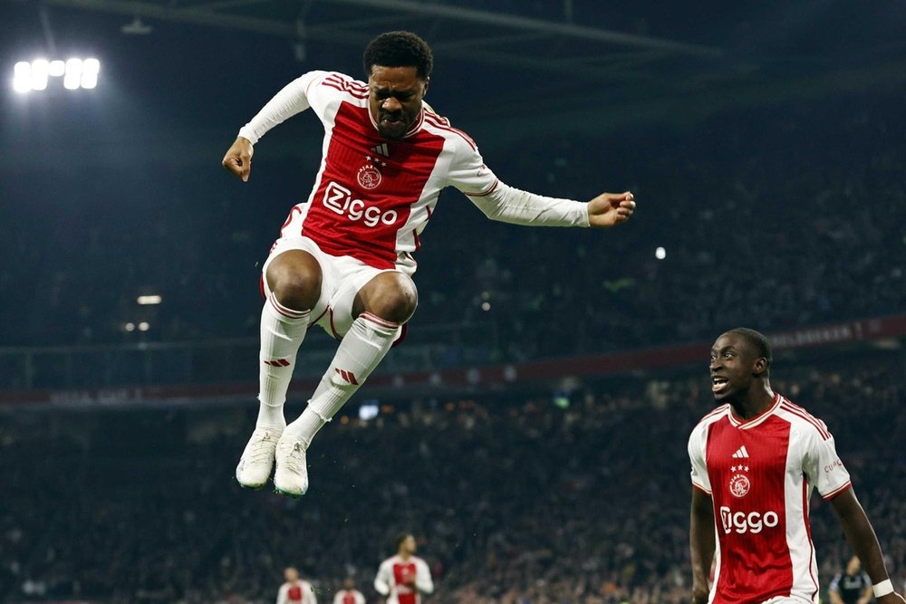 L'Ajax enchaîne enfin et se rapproche du top 10. EFE