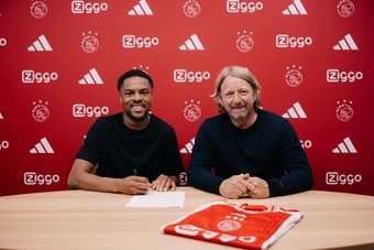 Chuba Akpom troca a Championship pela Eredivisie. O atacante inglês de 27 anos, artilheiro da última edição da competição inglesa com a camisa do Middlesbrough é o novo reforço do Ajax.