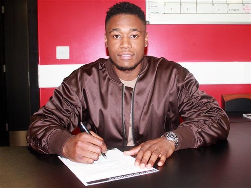 Chuks Aneke firma su nuevo contrato como jugador del MK Dons. MKDons