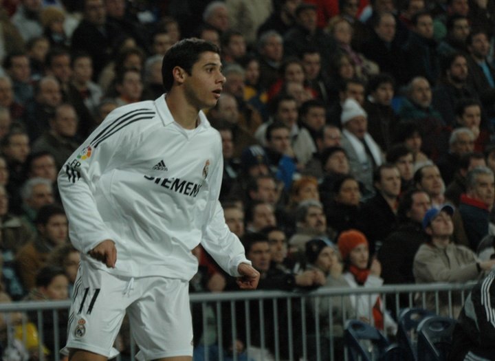 Jogou no Real Madrid dos 'Galácticos' e agora regressa ao futebol para superar o alcoolismo