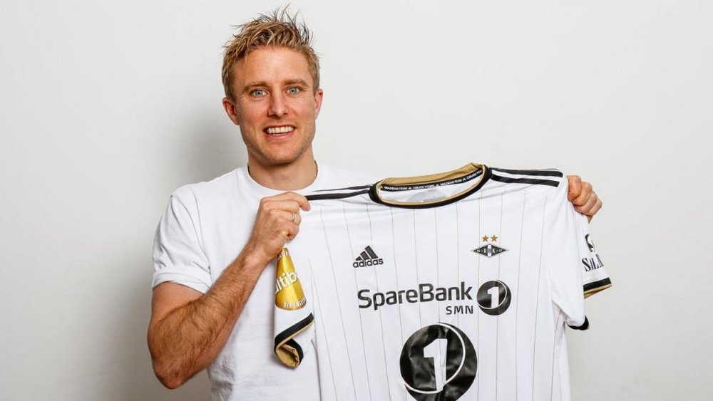 El Rosenborg confirmó el fichaje de Ciljan Skjelbred. RBKfotball