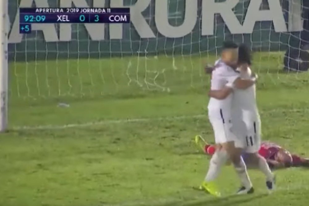 Cincotta se abraza con un compañero tras anotar el 0-3. Captura/FutbolGT