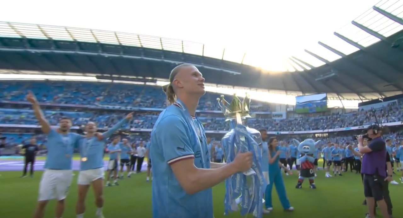 City enjoy title ceremony with home fans. Screenshot/DUGOUT