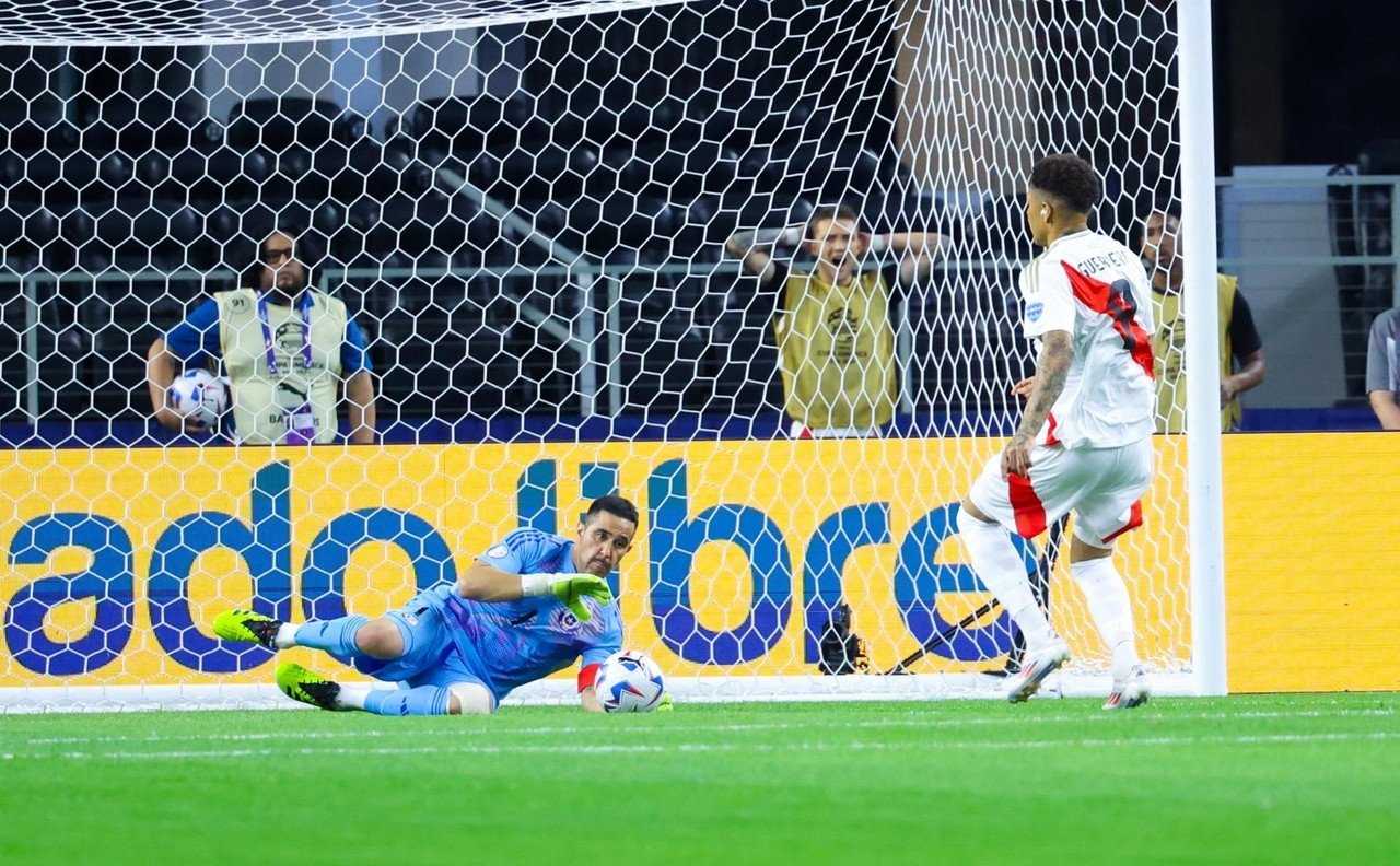 Bravo bate el récord de longevidad en la Copa América. EFE/Kevin Jairaj