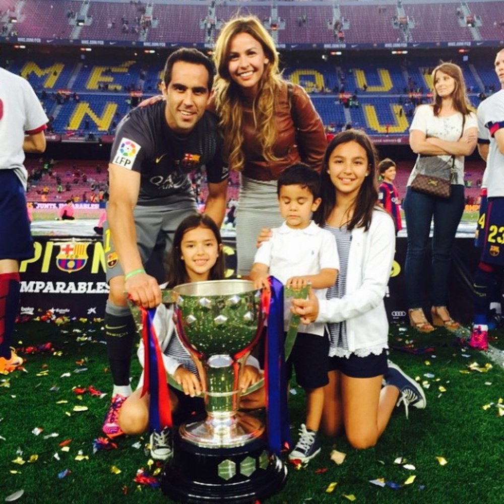 Claudio Bravo junto a su esposa y sus hijos celebrando un título con el Barcelona. Instagram.