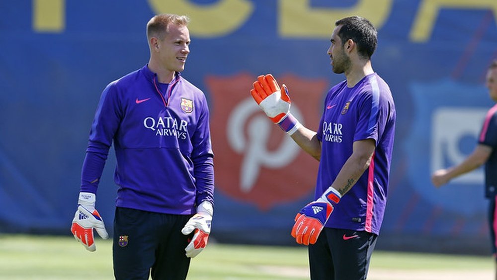 Claudio Bravo y Marc-André Ter Stegen, en un entrenamiento del Barcelona. FCBarcelona