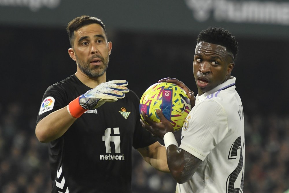 Claudio Bravo y Vinicius, en el Real Betis-Real Madrid de la Primera División 2022-23. EFE