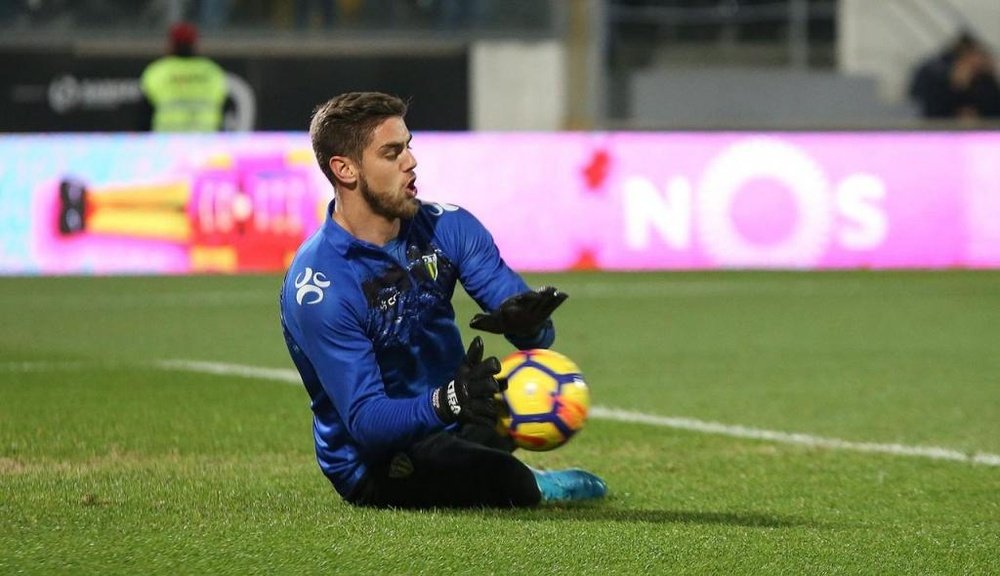 Cláudio Ramos defendeu, mas também sofreu um golo. Facebook/Tondela