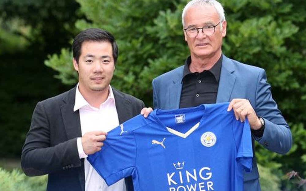 Claudio Ranieri posa con la camiseta del Leicester como nuevo manager del club. Twitter